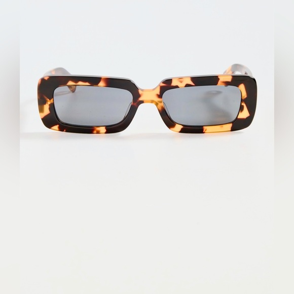 Elisa Johnson NWT sunglasses. Tortoiseshell. Case included. Chic glasses. - Picture 5 of 5